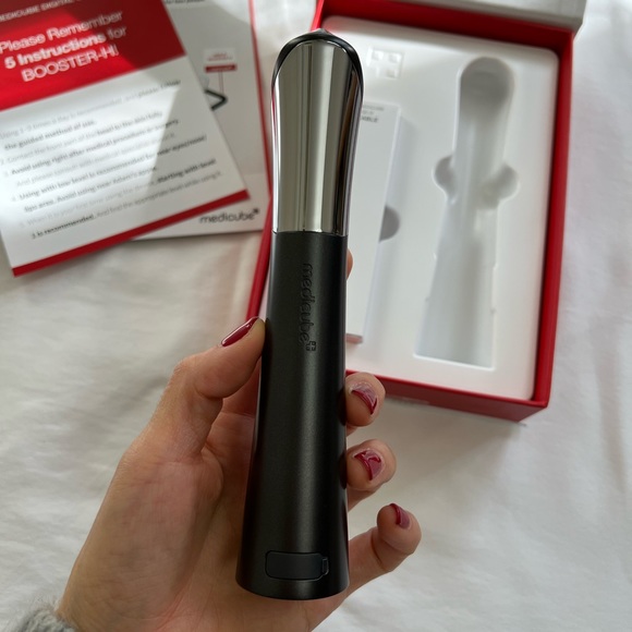 NWT 100 % authentic medicube device AG-R Booster H comes with 3 free samples - Picture 3 of 14